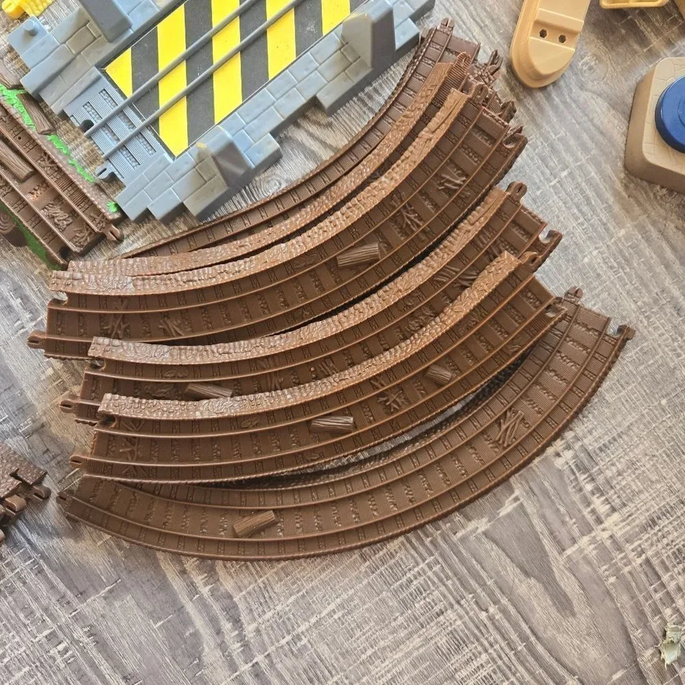 Trackmaster Thomas & Friends‎ ~ THOMAS AT TIDMOUTH SHEDS Incomplete 85pcs 2006